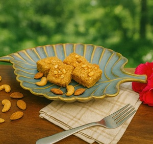 Plateau en céramique bleu en forme de feuille pour fruits secs et sucreries, plateau de luxe en céramique en forme de feuille pour sucreries, noix et apéritifs - Product Image 1