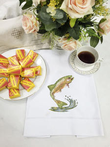 Serviette de table en coton blanc brodée sur mesure avec motif poisson carpe, serviette de thé à ourlet festonné pour la maison, l'hôtel, les mariages et les événements (vente en gros) - Product Image 2
