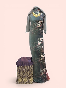 ชุดเดรสผ้าสวิสพิมพ์ลายดอกไม้สีเทา แต่งผ้าปักสีชมพู สำหรับงานเลี้ยงแบบดั้งเดิมสำหรับผู้หญิง - Product Image 4
