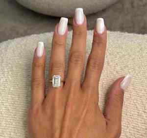 Bague de fiançailles et de mariage moderne pour femme en or 14 carats avec diamant de laboratoire taille émeraude 5 carats couleur F VVS certifié IGI, idéale pour les fêtes - Product Image 3