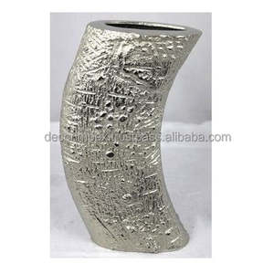 Juego de 2 Jarrones de Aluminio Negro Hueco de Alta Demanda, Diseño Moderno de Anillo, Ecológicos, de Alta Calidad, Personalizables y Minimalistas - Product Image 4