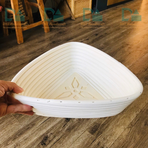 Cesta de fermentación de masa de pan de soga ecológica de ratán triangular para set con batidor de masa, cortador de pan y forro de lino - Product Image 2