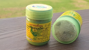 ยาหม่องสมุนไพรฮงไทย หลอดสีฟ้า กลิ่นสมุนไพรไทย แบบแท่ง สำหรับส่งออกจำนวนมาก - Product Image 3