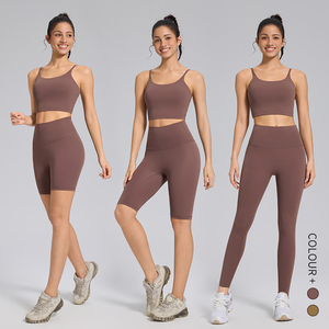 Ensemble de sport 2 pièces noir pour femme avec logo frontal, respirant, en polyester, soutien-gorge de yoga et leggings, style sportif à col en V - Product Image 3