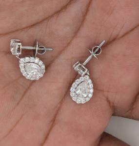 Boucles d'oreilles pendantes pour femmes avec diamants de laboratoire ronds et en forme de poire de 2 carats, en or blanc massif 14 carats, serties halo. - Product Image 3