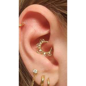 Pendiente de Aro de Zirconia de Plata de Ley 925 Bañado en Oro con Bisagra para Piercing de Septum, Daith y Hélix - Product Image 4