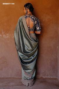 ชุดส่าหรี-เสื้อปาร์ตี้สไตล์อินเดียแบบดั้งเดิม สีทองเงา ประดับด้วยงานปัก งานเชือก และงานเลื่อม พร้อมเสื้อคลุม  จำหน่ายโดยผู้ผลิตชาวอินเดีย - Product Image 6