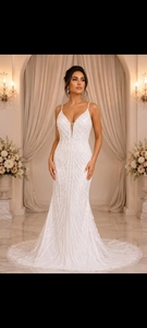 Robe de mariée moderne sans manches à col rond, ornée de perles et de broderies en cristal, avec jupe en satin drapé, taille naturelle, longueur ras du sol et traîne. - Product Image 3