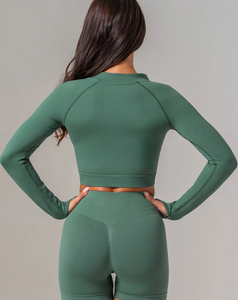 Ensemble sportif pour femme, vert, tricoté, respirant, couleur unie, comprenant un crop top à capuche zippé et un short taille haute, coupe ajustée sans manches - Product Image 3