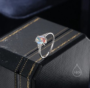 Anillo Ovalado AB Auroral CZ en Plata de Ley con Cristal que Cambia de Color, Diseño de Inspiración Vintage - Product Image 3