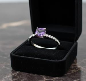 แหวนเงินแท้ 925 ประดับอเมทิสต์ทรงเหลี่ยมมรกต ดีไซน์ปีกแบบคริสเตียน สำหรับงานหมั้นและงานแต่งงาน สไตล์มินิมอล พร้อมใบรับรองจากผู้เชี่ยวชาญ - Product Image 6
