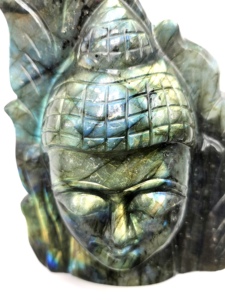 Tête de Bouddha en cristal de labradorite sur feuille - sculpture artisanale du Bouddha serein et méditant - Product Image 5