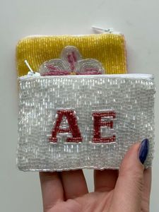 Pochette brodée de perles unique avec un travail artisanal créatif et un design élégant pour un usage quotidien - Product Image 2