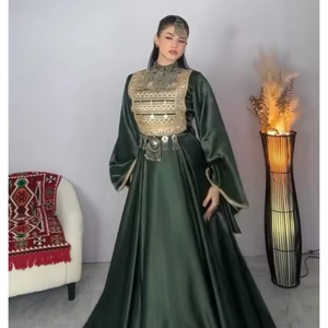 Robe afghane traditionnelle sophistiquée en satin vert forêt foncé avec une plaque de poitrine richement ornée en métal argenté et assortie - Product Image 3