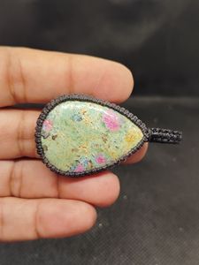 Colgante de Macramé con Fuchsite Rubí y Gemas Naturales Mixtas, Colgante de Macramé Hecho a Mano, Lote Mixto - Product Image 2