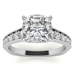 Bague de fiançailles et de mariage solitaire de luxe étincelante en moissanite taille coussin, plaqué or blanc sur argent, sertie à griffes - Product Image 1