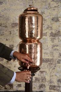 Fontaine à eau élégante en cuivre martelé à double paroi, au design rétro, pour salles à manger de luxe, centres de bien-être et intérieurs design - Product Image 3