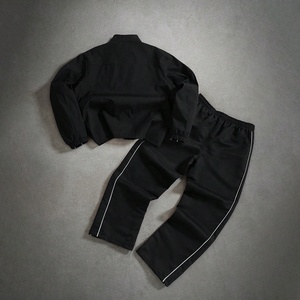 Ensemble coupe-vent noir personnalisé 2026 pour homme : veste zippée à col montant et pantalon de jogging avec passepoil contrastant – Tenue de sport - Product Image 3