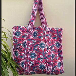 Bolso de Playa Acolchado de Algodón Ecológico, con Rayas Rosas y Estampado Floral, Disponible para OEM, ODM y Marca Privada, Bolso de Hombro Floral - Product Image 3