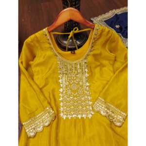 Traje de Chinon Bordado de Diseñador con Bordado de Lentejuelas, Ropa India y Pakistaní - Product Image 4