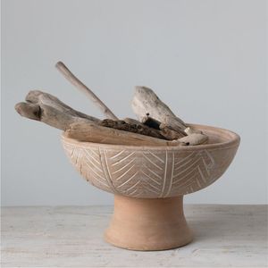Bol sur pied artisanal en bois rustique avec motif sculpté pour décoration bohème, centre de table, bols en bois - Product Image 1