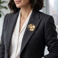 Broche de revers personnalisée en laiton de luxe avec logo floral émaillé pour femmes