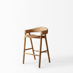 Chaise de bar Elmo Premium en teck massif, écologique, durable, avec accoudoirs fixes, finition naturelle, design contemporain minimaliste. - Product Image 1