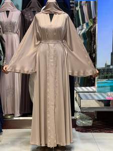 Abaya Nida vintage de qualité supérieure, brodée à la main et ornée de perles, avec des coutures de haute qualité et une finition élégante, idéale pour les femmes au quotidien et pour les mariages. - Product Image 4