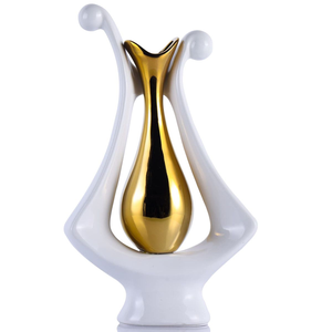 Jarrón blanco de lujo con relieve decorativo de hojas doradas. Un pieza de diseño sofisticado disponible a precios de mayorista. - Product Image 6