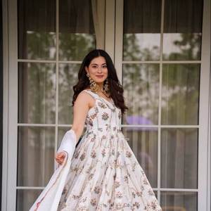 Anarkali Blanco de Faux Georgette para Fiesta, Diseño de Faux Georgette con Hilo y Lentejuelas, Anarkali con Borde de Encaje y Conjunto de Dupatta - Product Image 1