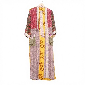 Robe de chambre kimono indienne multicolore 100 % soie satinée, style Kantha, vente en gros, vêtements de nuit faits main, patchwork floral, robe longue maxi - Product Image 1
