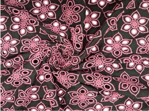 Tissu en coton noir brodé floral, respirant et léger, idéal pour les robes tendance pour filles et femmes - En stock - Product Image 5
