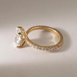 Anillo de Compromiso de Lujo con Corte Radiante en Oro Amarillo de 14k, con Halo Oculto y Banda Pavé, Certificado IGI y Claridad VVS - Product Image 4