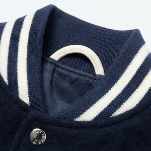 Blouson universitaire bleu marine pour homme avec manches crème et rayures blanches, veste décontractée en polaire, col rabattu, coupe classique - Product Image 5