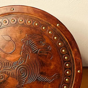 Escudo de Madera Estilo Vikingo Premium, Diseño Redondo Inspirado en la Cultura Nórdica para Accesorios de Disfraces y Decoración de Interiores - Product Image 5