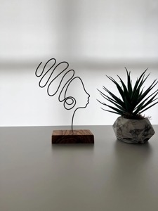 Sculpture en fil de fer pour femme avec base en bois, objet décoratif de table pour la maison, le bureau, le salon, la décoration festive et de célébration - Product Image 4