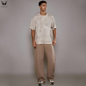 Nouveaux t-shirts tendance effet délavé pour hommes, en bordeaux avec détails noirs, style streetwear, coupe slim, manches courtes. - Product Image 4