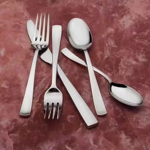 Ensemble de couverts en acier inoxydable au design moderne, idéal pour une salle à manger tendance et un look de cuisine épuré - Product Image 4