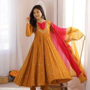 Vestido de seda romana premium con bordado de espejo, pantalón y dupatta con estampado digital de cuadros Kota para fiestas - Product Image 3