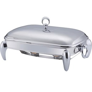 Cuerpo de metal elegante y lujosamente elaborado de un elegante calentador de comida (chafing dish) que agrega un encanto atemporal a las presentaciones de buffet. - Product Image 1