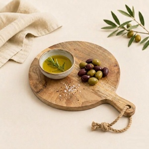Planche à découper ronde en bois de manguier artisanale et écologique, durable, de qualité alimentaire, avec poignée en jute, pour usage domestique et hôtelier - Product Image 5