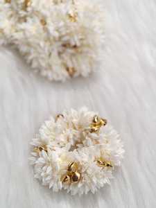 Gajra artisanal de fleurs de jasmin blanc avec clochettes dorées, idéal pour les mariages, les fêtes et l'intérieur – Confortable et décoratif - Product Image 3