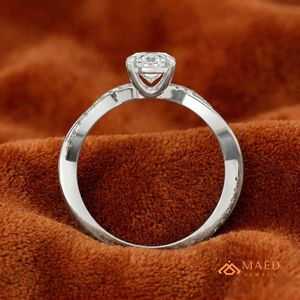 แหวนหมั้นเงินแท้ 925 ประดับมอสซาไนต์ทรงรี ดีไซน์หรูหราสำหรับเจ้าสาว - Product Image 4