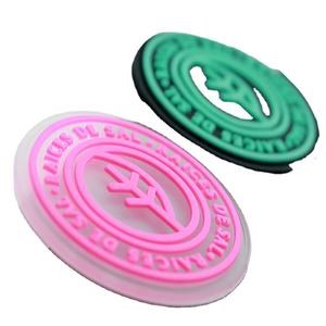 Promoción OEM Fabricación Logotipo personalizado 3D Parches de PVC suave en relieve Parches de goma rectangulares autoadhesivos para el cuidado de la ropa - Product Image 1