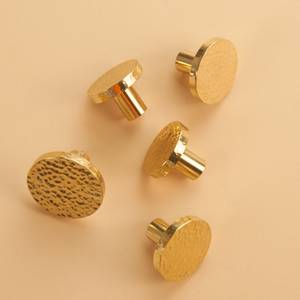 Poignée de meuble NordicMaxery série Hammered, poignée et bouton d'armoire demi-rond en laiton massif, poignée dôme pour cuisine de luxe - Product Image 5