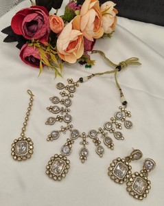 Conjunto de collar Kundan indio de lujo tradicional con aretes y Maang Tikka, joyería para bodas, recepciones y fiestas étnicas. - Product Image 3