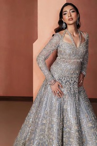 Vestido de Fiesta Pakistaní Premium, Color Rosa Melocotón Pastel, Diseño Farshi en Capas, con Cola Larga y Adornos Intrincados - Product Image 3