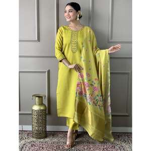 Ensemble haut et bas en soie romaine de créateur avec broderie à motifs et sequins, et dupatta, couleur vert perroquet - Product Image 1