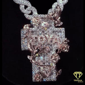 Collier pendentif croix de luxe en moissanite sertie de pierres, avec accents de roses, d'ailes d'ange et de cœurs, bijoux de mode hip-hop - Product Image 1