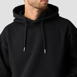 Sweat à capuche noir uni de haute qualité, imprimé avec logo personnalisé, en molleton 430 g/m², écologique, coupe ample, épaules tombantes, fabriqué par un fabricant - Product Image 2